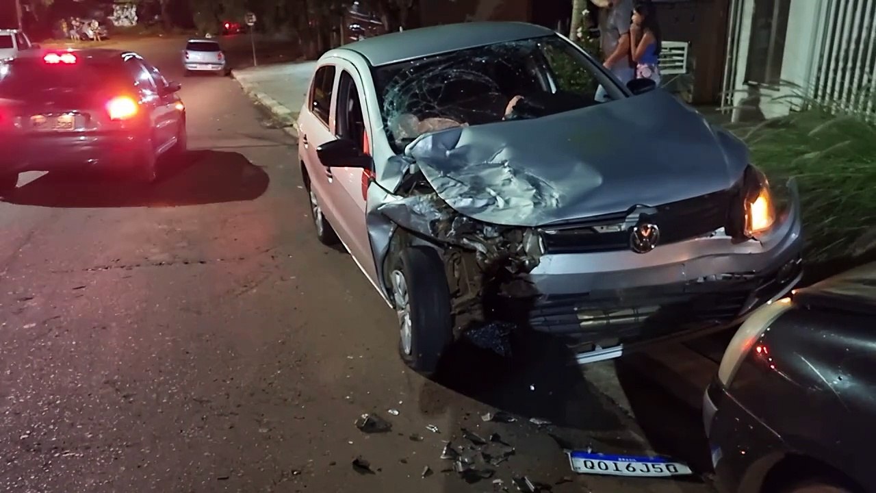 Motorista de Gol bate em Audi A3 estacionado, atravessa a pista, bate em Clio estacionado e abandona veículo