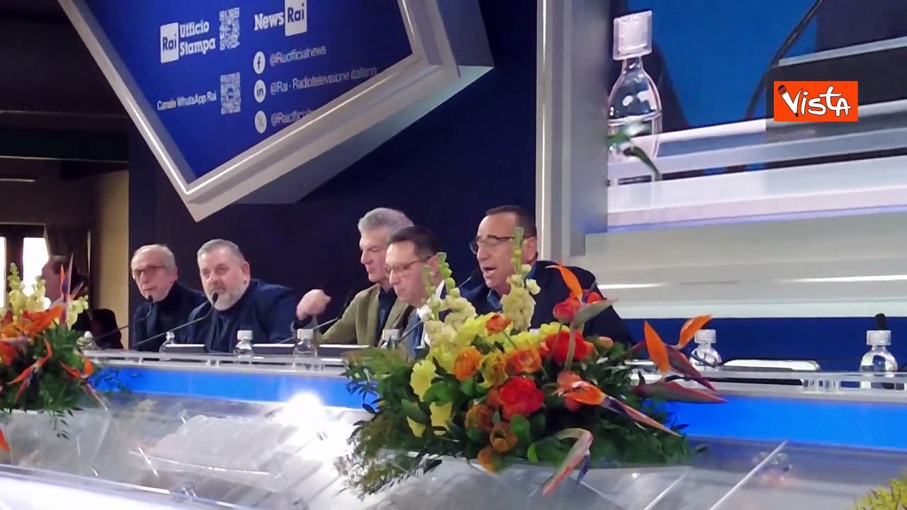 Carlo Conti manda un augurio di buona guarigione al Papa durante la conferenza stampa