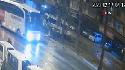 Antalya’da tur minibüsü refüje böyle çarptı: 2 turist yaralandı