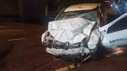 Maltepe D-100 Karayolu’nda köprü ayağına çarpan otomobilin sürücüsü ağır yaralandı