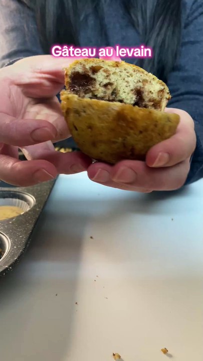 Ingrédients :  3 œufs  1 yaourt nature  1 pot de levain  1/2 pot d’huile neutre  1 cuillère à soupe rase de bicarbonate  3/4 de pot de sucre  2 pots de farine  1 pot de poudre d’amande  130g de pépite de chocolat  Cuisson : 12 minutes à 200°C