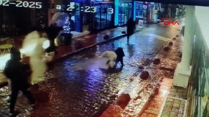 Taksim’de arkadaşının fotoğrafını çeken turist kapkaça uğradı; o anlar kamerada