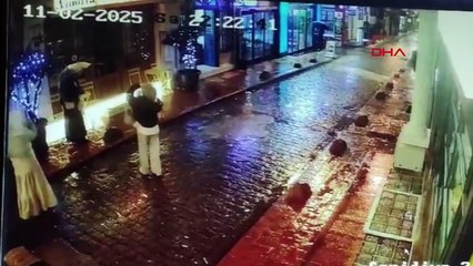 Fotoğraf çeken turist neye uğradığını şaşırdı! Kapkaç yaptığı telefonla 'selfie' yapmış