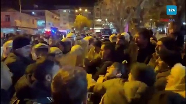 DEM Partili belediyelere kayyım atanmasını protesto eden pankart kriz yarattı