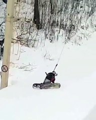 Un Snowboarder sur un remonte-pente... très mauvais
