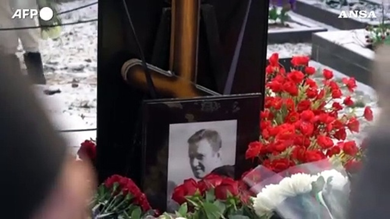 Cittadini rendono omaggio alla tomba di Navalny a Mosca