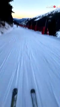 Daring skier almost falls off the edge while executing high-speed trick on the slopes