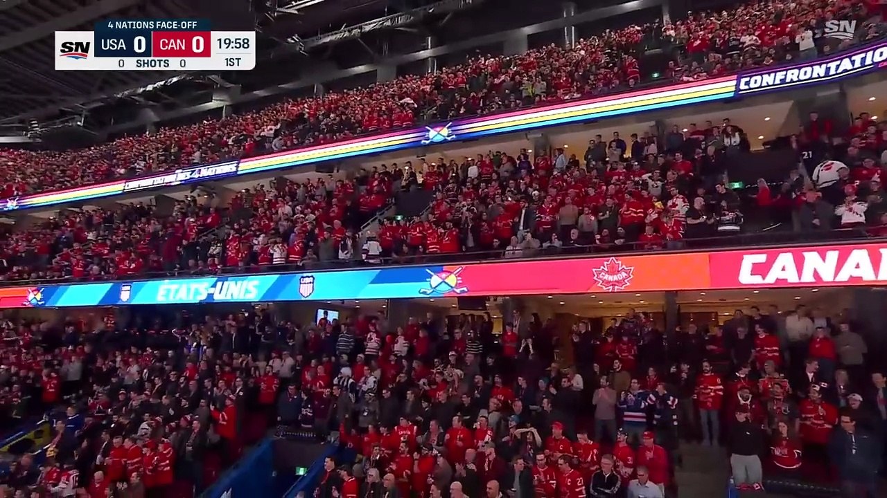 En pleine crise entre les 2 pays, le match de hockey entre le Canada et les USA tourne au chaos avec 3 bagarres entre les joueurs dans les 9 premières secondes de la rencontre