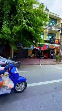 Just arrived in Bangkok and heading to my hostel! 🏙️✈️ Ready to explore this vibrant city and meet fellow travelers. 🌏✨