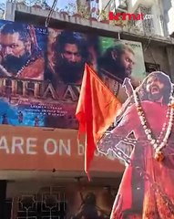 ‘छावा' चित्रपटासाठी थिएटर रणभूमीत रूपांतरित! घोड्यावर स्वार होऊन दाखल झाले मराठा स्वाभिमानी!