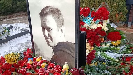 Todestag von Nawalny: Hunderte am Grab in Moskau