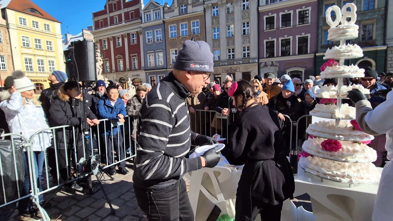 80. urodziny "Głosu Wielkopolskiego" - tort na Starym Rynku