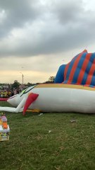 thả diều cá kiếm siêu to khổng lồ mà không có gió chỉ thấy mây đen