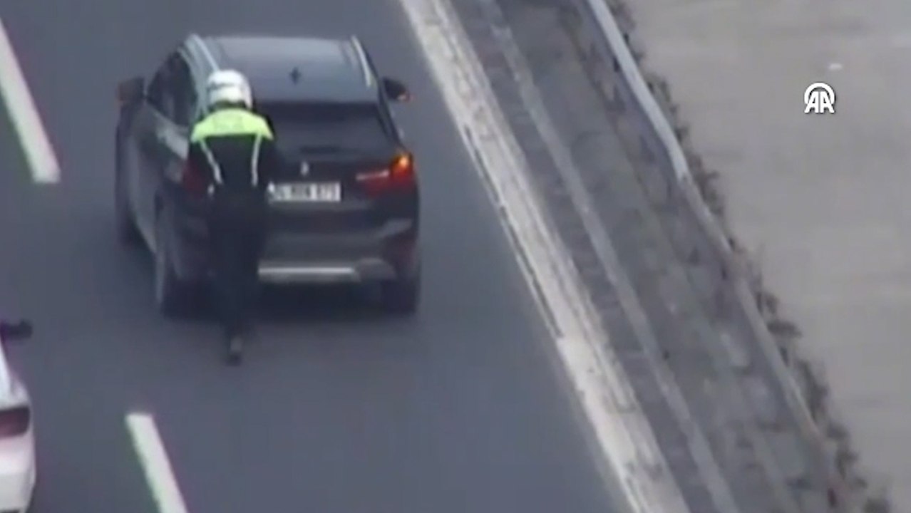 İstanbul'da köprüde arıza yapan aracı polis memurunun itmesi güvenlik kamerasında