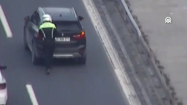 İstanbul'da köprüde arıza yapan aracı polis memurunun itmesi güvenlik kamerasında