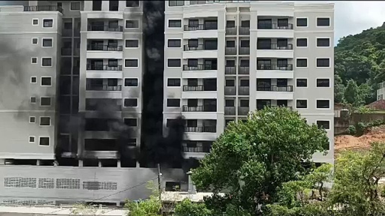 Vídeo mostra prédio em construção tomado por fumaça preta em bairro de Florianópolis