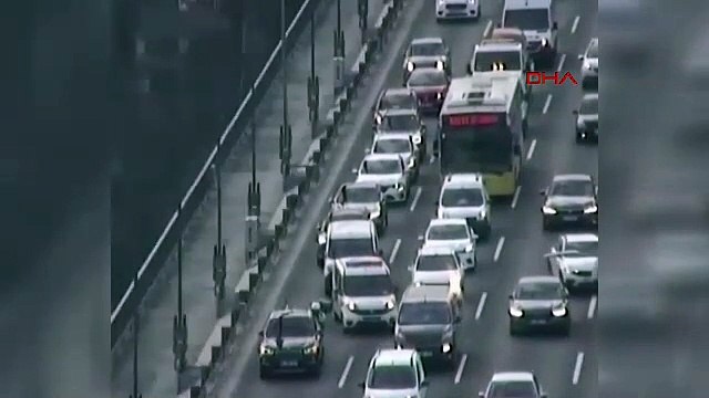 İstanbul - Bakan Yerlikaya'dan, köprüde arızalanan aracı iten polis memuruna tebrik mesajı