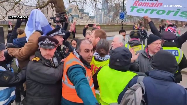 فيديو: مناوشات مع مؤيدين لإسرائيل أثناء مظاهرة مؤيدة لفلسطين أمام السفارة الأمريكية في لندن