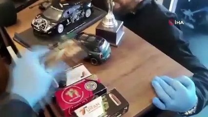 Dolandırıcılık çetesi operasyonunda anahtarlık silah ele geçirildi