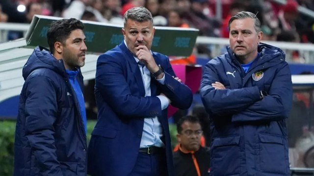 Chivas no merecía el empate; auxiliar de Óscar García explota contra el arbitraje tras duelo contra Toluca