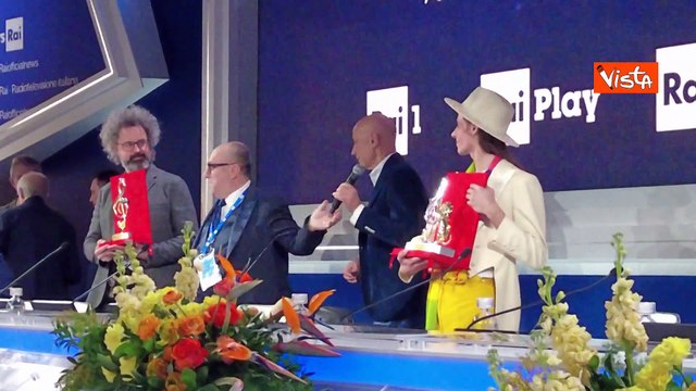 Lucio Corsi riceve il premio Mia Martini in sala stampa a Sanremo