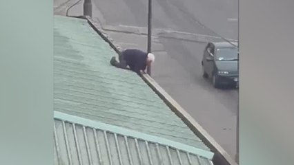Torino, anziani salgono sul tetto per pulire le grondaie