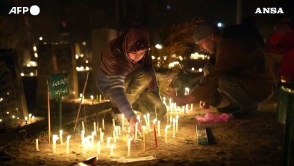 I musulmani del Kashmir accendono candele e pregano per i morti