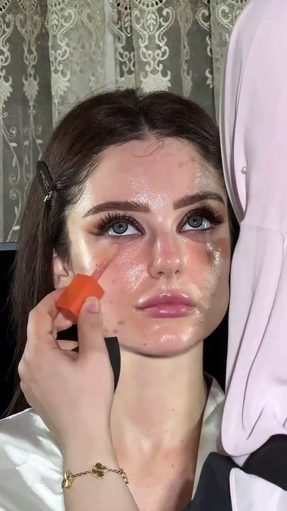 MODEL MAKEUP