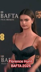 Florence Hunt en la alfombra roja del los BAFTA 2025