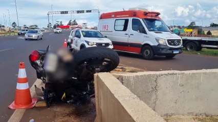 Condutor de Kawasaki Ninja se choca contra Guard Rail e fratura clavícula