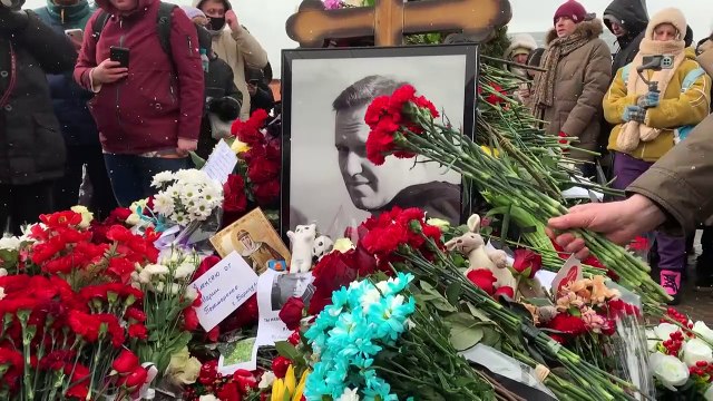 Túmulo de Navalny atrai mais de mil pessoas em Moscou no aniversário de sua morte
