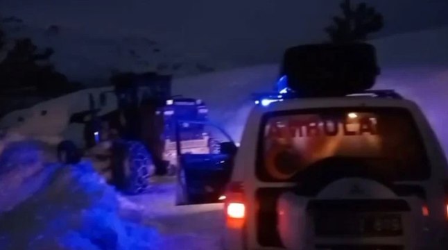 Ambulans kara saplandı, hastanın imdadına iş makinesi yetişti