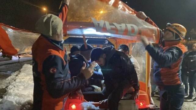 Dağın zirvesinde mahsur kalan 4 genci AFAD ekipleri kurtardı