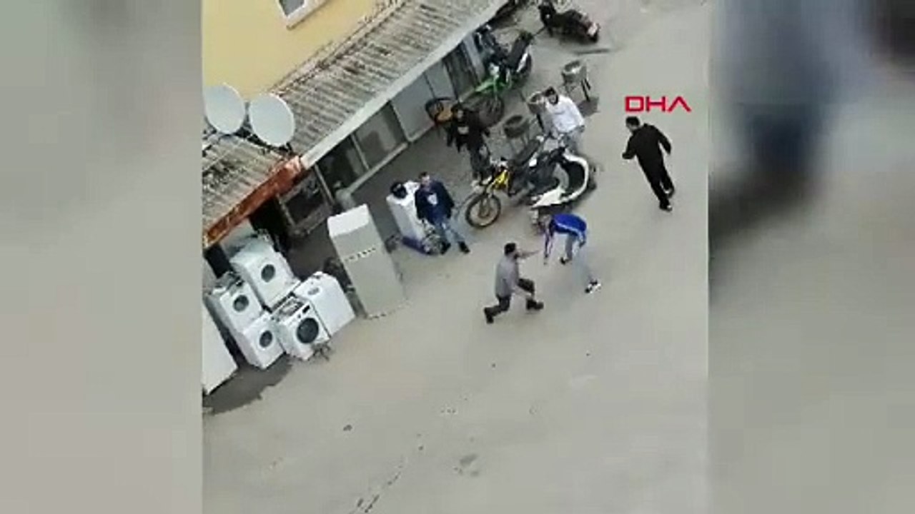 Tartıştığı husumetlisini bıçakla öldürdü; olay kamerada