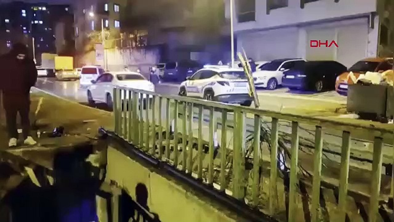 İstanbul-Ümraniye'de otomobil viyadükten düştü; sürücüyü itfaiye çıkardı