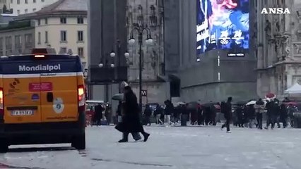 A Milano vento, pioggia e strade imbiancate dalla grandine