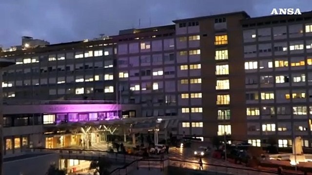 Il Papa si ricovera al Gemelli per la bronchite