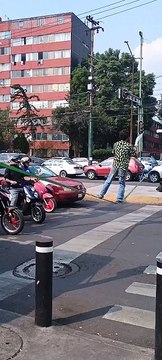 Malabares con machetes en la cuerda floja