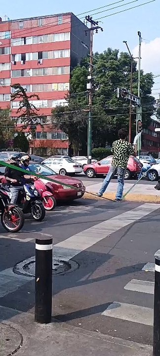 Malabares con machetes en la cuerda floja