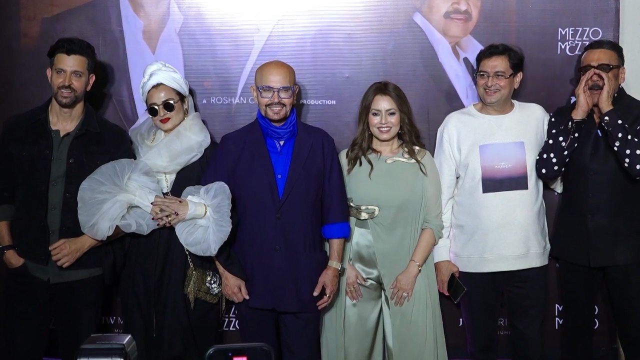 Actress Rekha का The Roshans की सक्सेज पार्टी में दिखा अलग अंदाज़, Hrithik Roshan का हाथ थामे दिखी Rekha