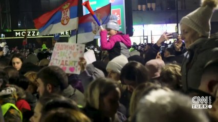 Sırbistan'da tarihin en büyük yolsuzluk protestosu: On binler sokağa akın etti!