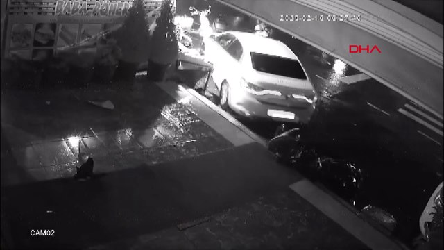 Esenyurt'ta otomobil 4 motosiklete çarpıp kaçtı; kaza kamerada