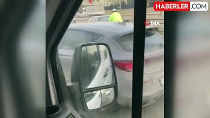 Yardımsever Trafik Polisi Arızalanan Aracı İttirerek Kurtardı
