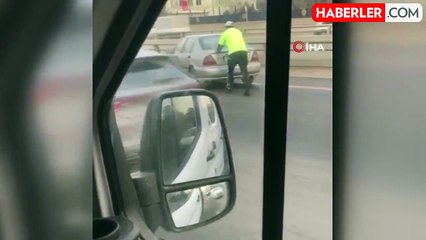 Yardımsever Trafik Polisi Arızalanan Aracı İttirerek Kurtardı