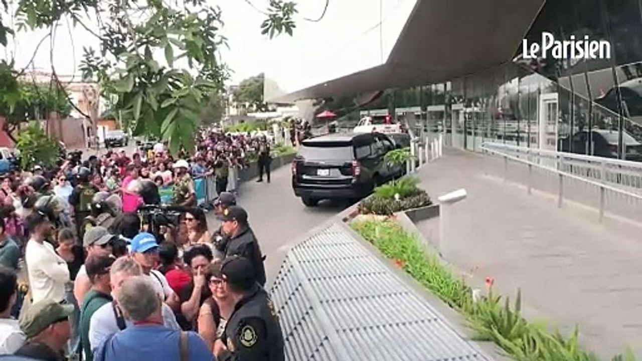 Pérou : les fans de Shakira devant l'hôpital où la star est hospitalisée