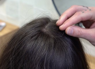 Vérité ou Mythe : Arrache-t-on vraiment 10 cheveux blancs en en arrachant un ? 🤔