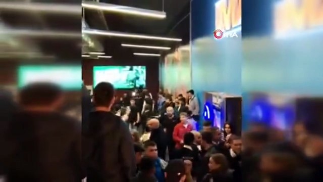 Film galasında akılalmaz izdiham! Rapçi Çakal ve İbrahim Tilaver hayranları birbirine girdi