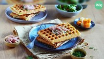 Gaufres salées aux allumettes de poulet et au fromage