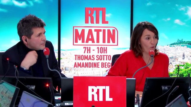 Jamel Debbouze mal à l'aise avec les questions de Thomas Sotto et Amandine Bégot dans RTL Matin, le 17 février 2025.