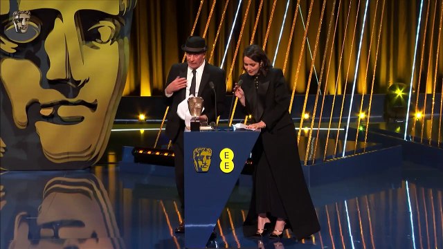 Extrait des Bafta 2025 : Jacques Audiard remporte le prix du meilleur film international / Jacques Audiard et Zoe Saldaña le 8 février 2025 à la 77ème édition de la soirée Directors Guild Awards au Beverly Hilton à Los Angeles.